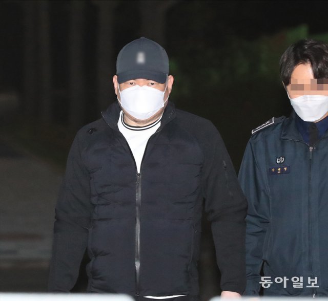 구속기간이 만료된 유동규 전 성남도시개발공사 기획본부장이 20일 0시 경기 의왕 서울구치소를 나오고 있다.