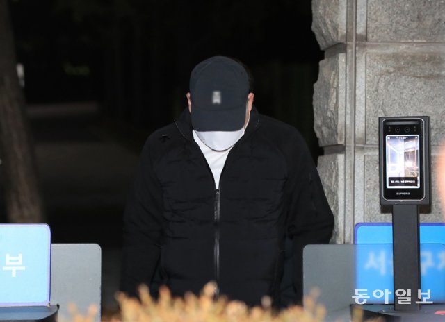 구속기간이 만료된 유동규 전 성남도시개발공사 기획본부장이 20일 0시 경기 의왕 서울구치소를 나오고 있다.