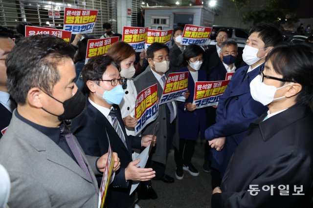 더불어민주당 박범계 윤석열정권정치탄압대책위원장과 의원들이 19일 서울 여의도 중앙당사 앞에서 민주연구원 압수수색에 나선 검찰 관계자들과 대치하고 있다. 김재명 기자 base@donga.com