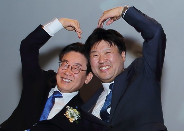 더불어민주당 이재명 대표(왼쪽)가 2019년 12월 열린 김용 민주연구원 부원장(오른쪽)의 저서 출판기념회 참석했을 때 모습. 사진 출처 김용 부원장 블로그