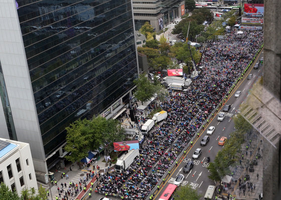 한글날 연휴 마지막 날인 10일 서울 종로구 세종대로 동화면세점 일대에서 자유통일당 등 보수단체 주최로 ‘자유통일을 위한 천만서명 국민대회’ 집회가 진행되고 있다. 2022.10.10/뉴스1 ⓒ News1