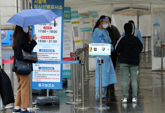 9일 오후 서울역 광장에 마련된 신종 코로나바이러스 감염증(코로나19) 선별진료소에서 의료진이 검사 받으러 온 시민들을 안내하고 있다.2022.10.9/뉴스1 ⓒ News1