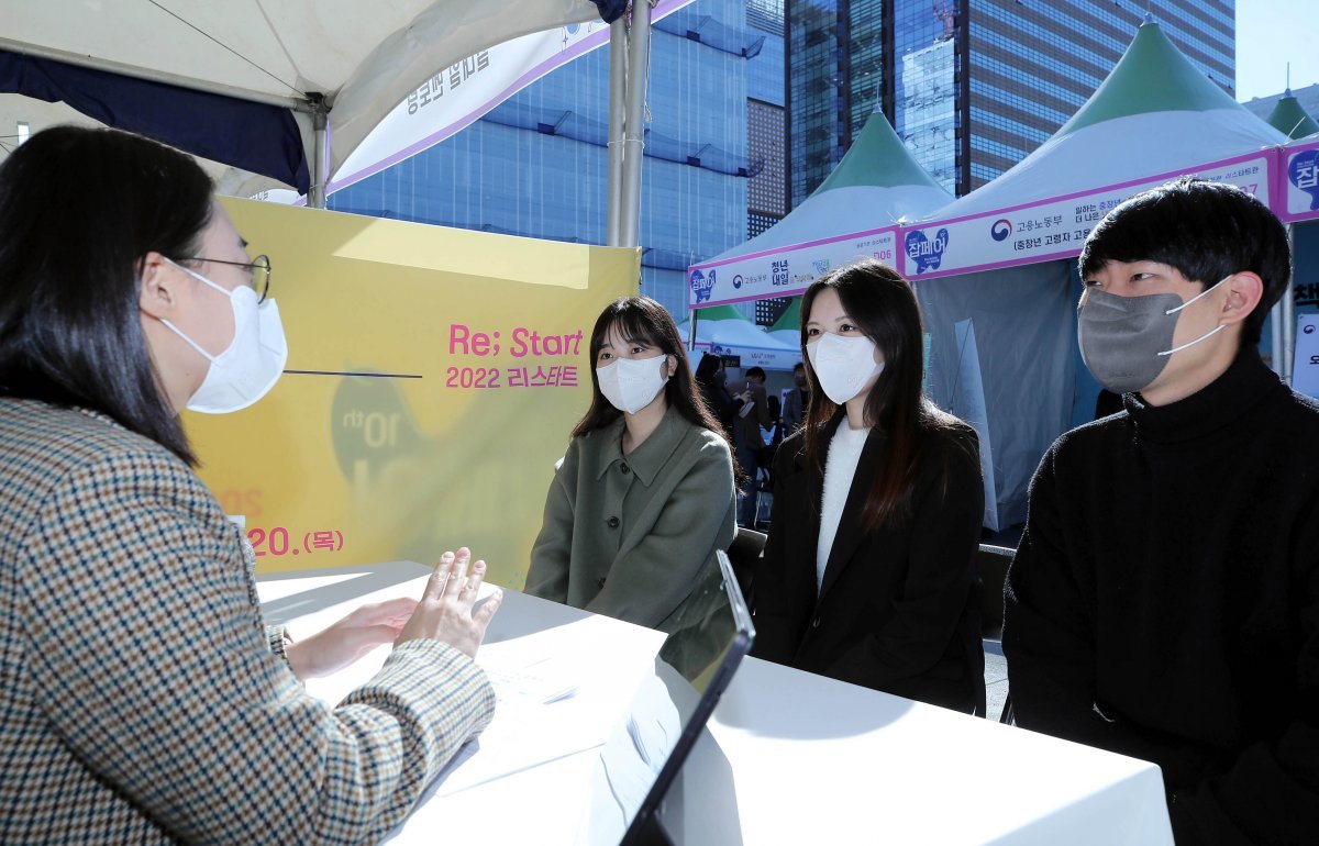 19일 서울 광화문광장에서 열린 ‘2022 리스타트 잡페어‘를 찾은 구직자가 인천국제공항 부스에서 상담을 받고 있다. 양회성 기자 yohan@donga.com