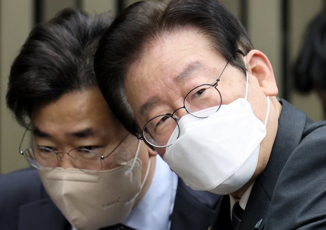 이재명 더불어민주당 대표가 20일 국회에서 열린 긴급 의원총회에 참석, 회의 시작에 앞서 박찬대 최고위원과 이야기를 나누고 있다. 사진공동취재단