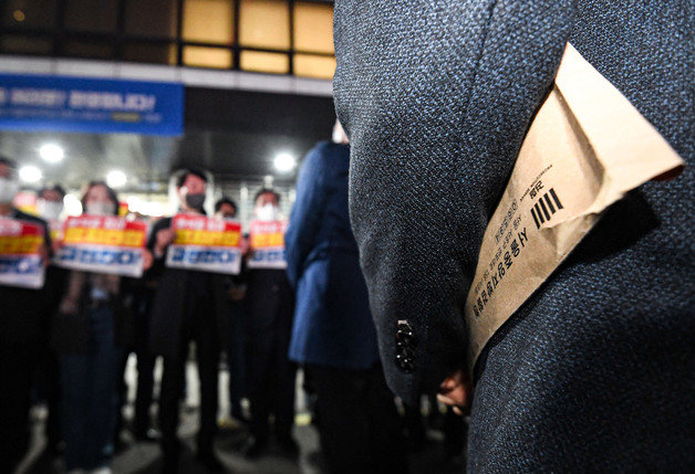 더불어민주당 의원 및 당직자들이 19일 서울 여의도 중앙당사 앞에서 민주연구원 압수수색에 나선 검찰 관계자들과 대치하고 있다. 2022.10.19 사진공동취재단