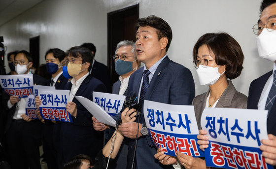 국회 법제사법위원회 야당 간사인 기동민 의원을 비롯한 더불어민주당 의원들이 20일 서울 여의도 국회 법사위 회의실 앞에서 기자회견을 열고 조건부 국정감사 복귀를 밝히며 ‘정치수사 중단’을 촉구하고 있다. 이들은 민주 중앙당사에 대한 압수수색 중지, 윤석열 대통령과 한동훈 법무부 장관의 대국민 사과, 이원석 검찰총장의 즉각 사퇴, 송경호 서울지검장, 고영곤 중앙지검4차장, 강백신 중앙지검 반부패수사3부장에 대한 즉각 문책 등을 요구했다. 2022.10.20/뉴스1