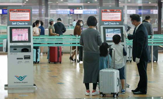 지난 2020년 9월 인천국제공항 2터미널에서 칭다오행 여행객들이 탑승수속을 밟고 있다. 2020.9.17/뉴스1 ⓒ News1