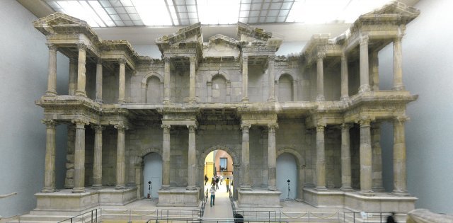 독일 베를린의 페르가몬 박물관에 있는 밀레토스 시장 출입문. 너비 30m, 높이 16m, 폭 5m에 이르는 대리석 건물로서 엄청난
 크기로 관람객을 압도한다. 고대 그리스의 메트로폴리스였던 밀레토스의 당시 위용을 짐작해볼 수 있다. 밀레토스의 물질적 유산은 
일부만 남았지만 그곳이 배출한 서양 철학의 아버지, 현자 탈레스의 삶과 철학은 현대인에게도 여전히 시사점을 던진다. 사진 출처 
위키피디아