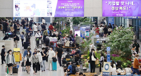 인천국제공항 제1여객터미널 입국장이 해외 여행객들로 붐비고 있다. 2022.10.2 뉴스1