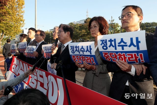 20일 오후 서울 용산구 대통령실앞에서 더불어민주당 법사위원들이 민주당 압수수색 등 야당 탄압 관련 항의 방문차 기자회견을 갖고 있다. 박범계 의원이 발언하고 있다. 송은석 기자 silverstone@donga.com