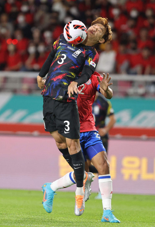 2014년 브라질, 2018년 러시아 월드컵 직전 부상 때문에 축구대표팀에서 낙마한 김진수(전북)는 30대가 된 올해 월드컵 첫 출전을 앞두고 있다. 2022 카타르 월드컵 개막을 한 달 앞둔 가운데 “기대된다”고 한 김진수는 “세 살 딸에게 아빠가 월드컵에서 활약했던 선수라고 말하고 싶다”고 했다. 지난달 23일 서울월드컵경기장에서 열린 코스타리카와의 평가전에 출전한 김진수. 뉴스1