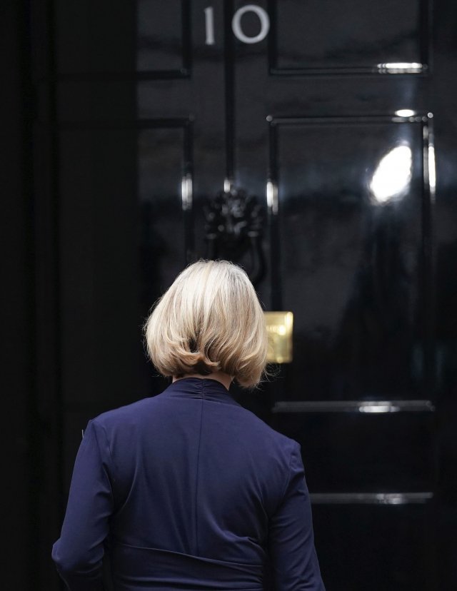 리즈 트러스 영국 총리가 20일(현지시간) 런던 관저 앞에서 총리직 사임성명을 발표한 후 다우닝가 10번가로 다시 들어가고 있다. 44일만의 최단명 총리를 기록했다.  런던=PA-AP/뉴시스