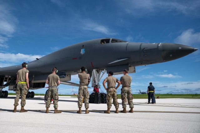 미 공군의 B-1B 전략폭격기가 18일(현지시간) 괌 앤더슨 기지에 도착해 기지 운용요원들로부터 점검을 받고 있다. 출처 미 국방부 홈페이지