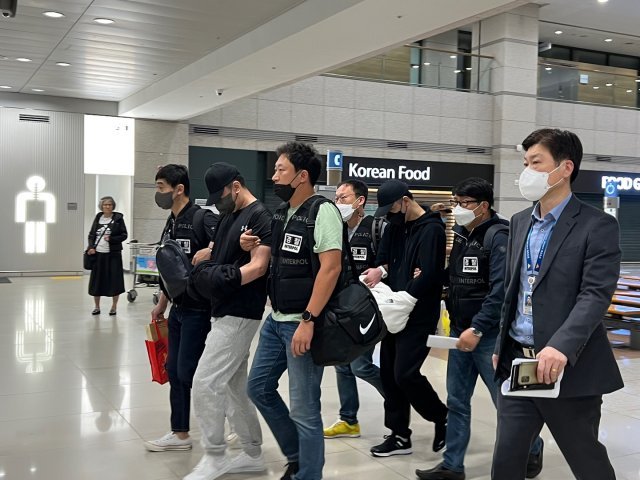 20일 필리핀에 거점을 둔 보이스피싱 조직 ‘민준파’의 총책 등이 인천국제공항을 통해 강제 송환되고 있다. 경찰청 제공