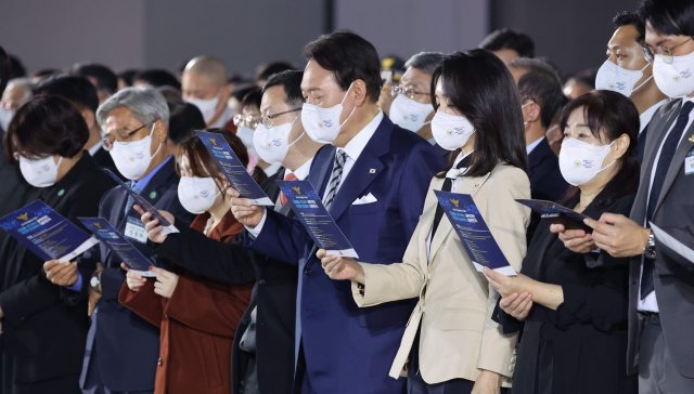 21일 윤석열 대통령이 부인 김건희 여사와 인천 송도컨벤시아에서 열린 ‘제77주년 경찰의 날 기념식’에 참석해 경찰가 제창을 하고 있다. 대통령실사진기자단