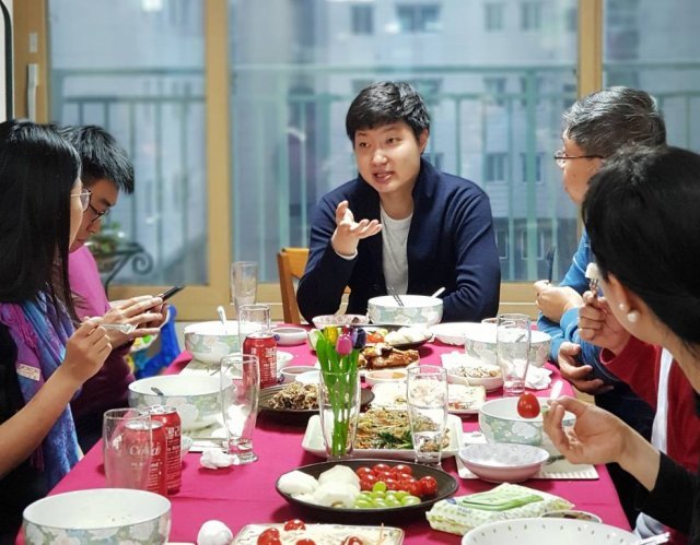 지난 2018년 브루나이 바이어를 집에 초청해 식사를 대접한 김효길 대표, 출처: 아시안푸드컨넥트
