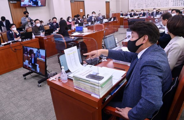 기동민 더불어민주당 간사가 21일 국회 법제사법위원회에서 열린 서울·수원고등법원 등에 대한 국정감사에서 의사진행 발언과 관련해 국민의힘 의원들과 언쟁을 벌이고 있다. 사진공동취재단