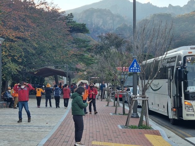 본격 가을 단풍 절정이 시작된 21일 강원 양양군 서면 설악산 오색지구에 단풍객의 발길이 이어지고 있다. 2022.10.21 뉴스1