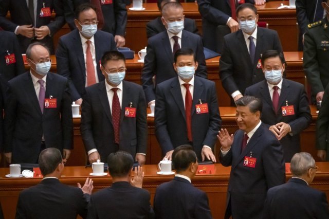 16일 중국 공산당 20차 당대회에서 인사하는 시진핑 주석. 베이징=AP/뉴시스