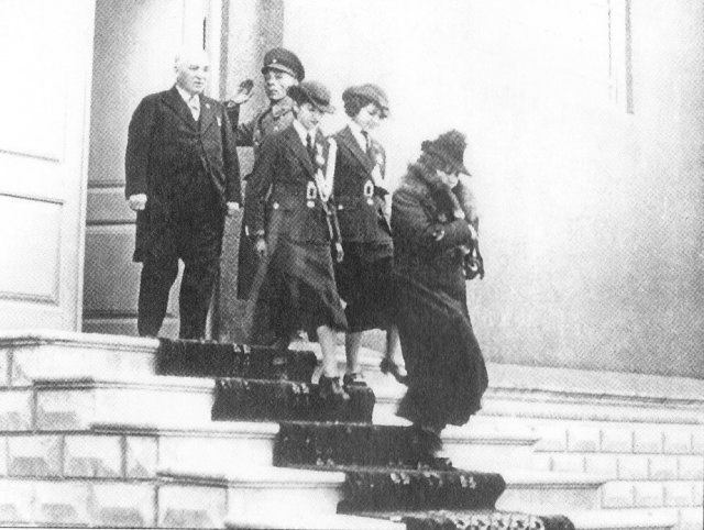 1936년 1월 8일 히잡을 벗은 채 궁궐 밖을 나서는 타지 올 모루크 왕비(맨 앞)와 두 공주(가운데). 이날 레자 칸 국왕(맨 뒤)은 공식적으로 공공장소에서의 히잡 착용을 금지하는 법령을 발표했다.