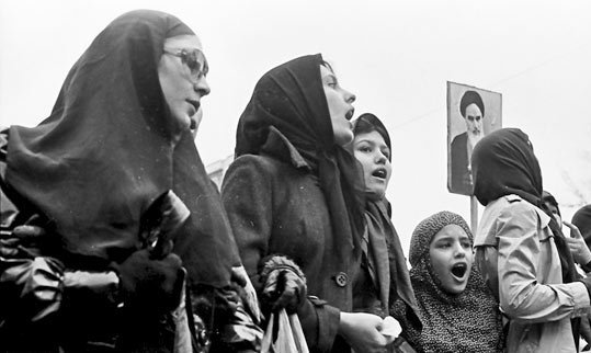 1979년 이슬람 혁명에 참가하는 이란 여성들. 팔라비 왕조에 대한 저항의 상징으로 히잡을 두르고 있다.
