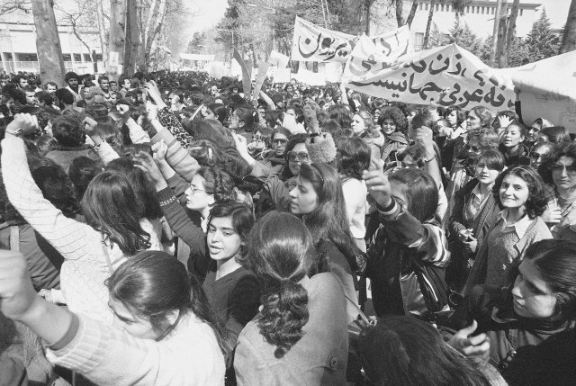 1979년 3월 12일 호메이니 정권의 ‘히잡 의무화’ 법안에 반대해 거리로 나선 여성들. 대부분 히잡을 벗었다. AP 뉴시스