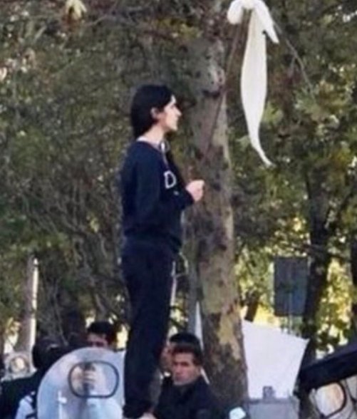 2017년 12월 이란 테헤란 ‘혁명 거리’에서 흰색 히잡을 깃발처럼 들고 평화롭게 시위를 벌이는 비다 모바헤드. 트위터 캡처.