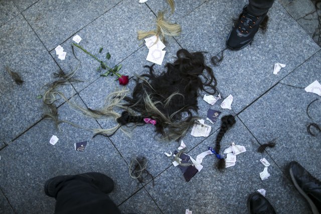 2일 터키 수도 이스탄불 거리에 마사 아마니의 죽음을 추모하기 위해 모인 여성들이 저항의 표시로 잘라 버린 머리카락이 모여 있다. 이스탄불=AP 뉴시스