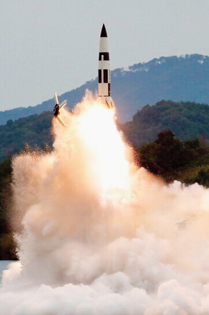 북한이 9월 25일 평안북도 태천 한 저수지에서 잠수함발사탄도미사일(SLBM)을 발사하고 있다. 조선중앙TV 캡처