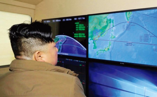 김정은 북한 국무위원장이 화성-12형 IRBM이 태평양에 낙하하는 과정을 지켜보고 있다. 조선중앙통신