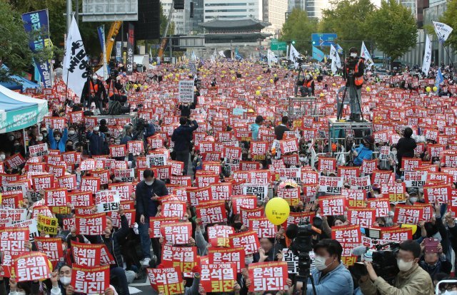 22일 서울 중구 세종대로에서 촛불승리전환행동 등 진보단체 주최로 ‘김건희 특검 윤석열 퇴진 11차 전국집중 촛불대행진’ 집회가 열리고 있다. 2022.10.22/뉴스1