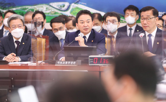 원희룡 국토교통부 장관 장관이 21일 서울 여의도 국회에서 열린 국토교통위원회의 국토교통부, 행정중심복합도시건설청, 새만금개발청에 대한 종합감사에서 의원들의 질의에 답하고 있다. 2022.10.21/뉴스1 ⓒ News1 허경 기자