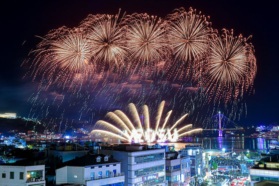 ‘2022 여수밤바다 불꽃축제’가 22일 오후 이순신광장 앞 해상 일원에서 개최됐다. 이날 축제에는 19만4000여명의 관람객이 방문했으며 불꽃쇼, 드론 라이트쇼, 버스킹 공연 등 다양한 행사가 진행됐다. 사진은 불꽃쇼 전경. 여수시 제공