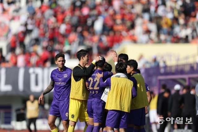 프로축구 K리그2 안양 선수들이 23일 경남과의 플레이오프(PO)에서 0-0 무승부로 창단 첫 승강 PO 진출을 확정지은 뒤 서로 축하하고 있다. K리그1 10위 팀 삼성과 1부 리그 자리를 놓고 26일, 29일 승강 PO를 치른다. 한국프로축구연맹 제공