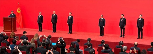 中 최고지도부 소개하는 시진핑 시진핑 중국 국가주석(왼쪽)이 23일 베이징 인민대회당에서 자신의 집권 3기를 함께할 
최고지도부 상무위원 6명을 소개하고 있다. 왼쪽부터 리시 광둥성 서기, 차이치 베이징시 서기, 자오러지 중앙기율검사위원회 서기, 
리창 상하이시 서기, 왕후닝 중앙서기처 서기, 딩쉐샹 중앙판공청 주임. 이들은 모두 시 주석의 최측근들이다. 베이징=AP 뉴시스