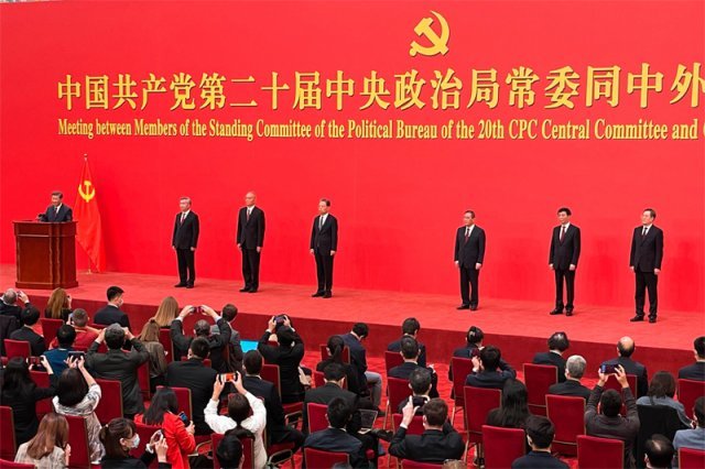 시진핑(習近平) 중국 국가주석(왼쪽)이 10일 베이징 인민대회당에서 정치국 상무위원들을 옆에 세우고 연설하고 있다 베이징=AP/뉴시스