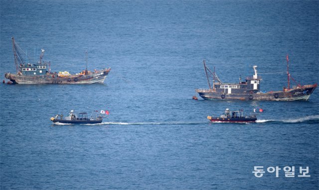 지난 20일 오후 인천 옹진군 연평도 인근 NLL해역에서 중국 어선들을 상대로 합동 순찰하고 있는 해병대와 해양경찰선. 양회성 기자 yohan@donga.com