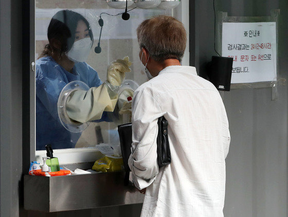 서울 용산구보건소 신종 코로나바이러스 감염증(코로나19) 선별진료소에서 시민이 PCR검사를 받고 있다.  ⓒ News1