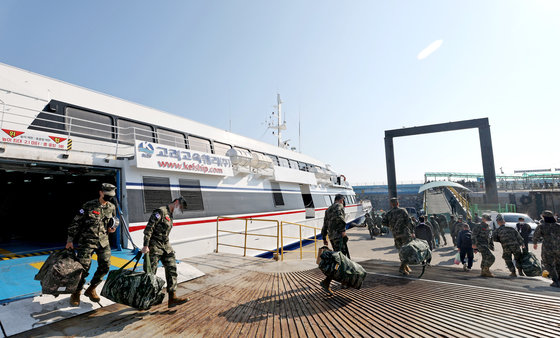 해병대원들이 20일 인천 옹진군 연평항에 도착한 배에서 내리고 있다. 최근 북한이 서해 완충지역을 향해 연이어 포 사격을 하고 있어 서해 5도 지역을 중심으로 군사적 긴장감이 감돌고 있다. 2022.10.20/뉴스1 ⓒ News1