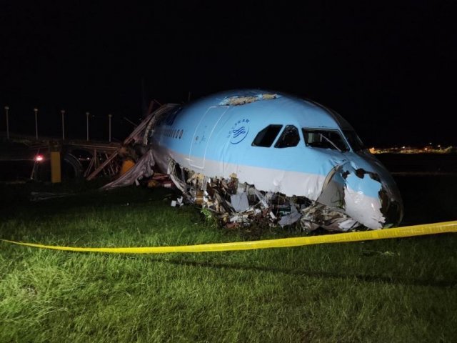 필리핀 세부 막탄 국제공항에 비정상 착륙한 활주로에 비정상 착륙한 대한항공 KE631 여객기 앞부분이 크게 파손돼 있다. 필리핀 민간항공청(CAAP)