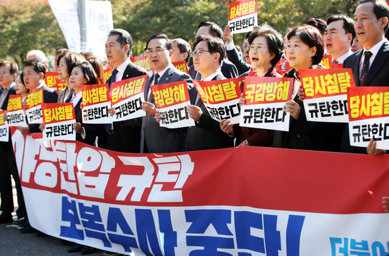 민주연구원 압수수색에 반발하는 더불어민주당 박홍근 원내대표와 의원들이 24일 서울 용산구 대통령 집무실 앞에서 열린 ‘검찰독재 신공안통치 민주당사 침탈 규탄 기자회견’에서 구호를 외치고 있다. 2022.10.24/뉴스1