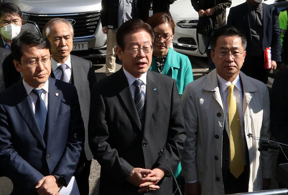 불법 자금 수수 의혹과 관련해 김용 민주연구원 부원장을 체포한 검찰이 24일 서울 영등포구 더불어민주당사를 압수수색한 가운데 이재명 대표가 민주당사 앞에서 입장을 밝히고 있다. 뉴스1