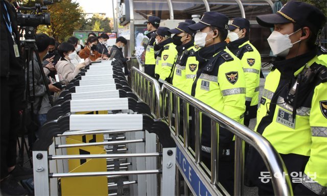검찰의 민주연구원 압수수색이 시작된 가운데 24일 경찰들이 여의도 더불어민주당사를 경비하고 있다. 원대연 기자 yeon72@donga.com