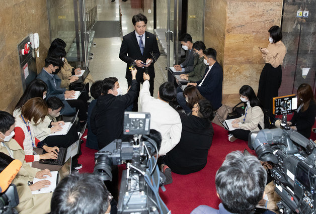 오영환 더불어민주당 원내대변인이 24일 오전 서울 여의도 국회에서 열린 긴급 의원총회를 마친 후 발언을 하고 있다. 2022.10.24/뉴스1