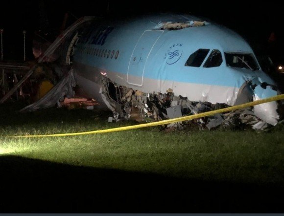 23일(현지 시각) 필리핀 세부 막탄 공항에 비상 착륙한 대한항공 KE631편. 기체 앞부분이 심하게 손상돼 있다. 뉴시스