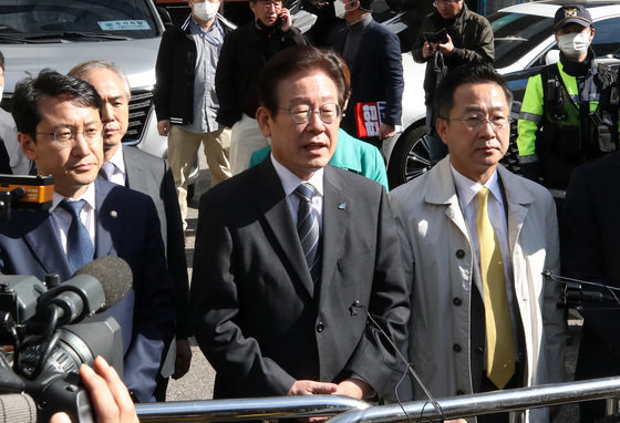 불법 자금 수수 의혹과 관련해 김용 민주연구원 부원장을 체포한 검찰이 24일 서울 영등포구 더불어민주당사를 압수수색한 가운데 이재명 대표가 민주당사 앞에서 입장을 밝히고 있다. 2022.10.24 뉴스1