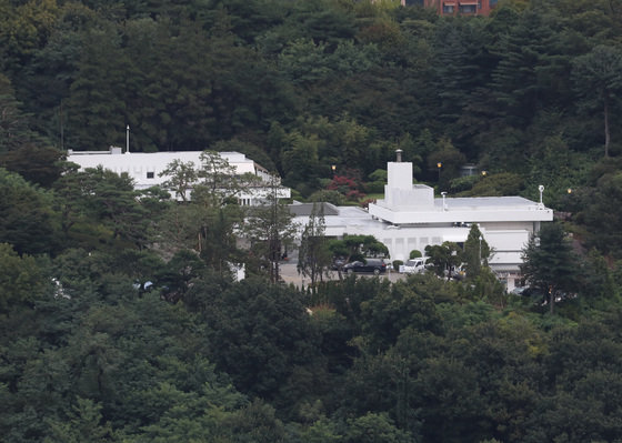 서울 남산에서 윤석열 대통령과 김건희 여사가 입주할 예정인 서울 용산구 한남동 대통령 관저가 보이고 있다. 국방부는 대통령 관저가 있는 한남동 일대(13만6603.8㎡)를 ‘군사시설 보호구역(제한보호구역)’으로 지정 고시했다. 2022.8.31/뉴스1 ⓒ News1