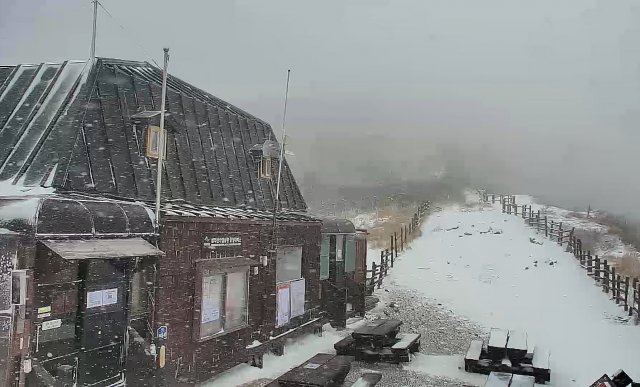 올가을 첫 대설주의보가 강원 북부산지에 발효 중인 24일 오전 강원도 설악산 국립공원 중청대피소에 눈이 내리고 있다. 강원지방기상청에 따르면 이번 눈은 25일 새벽까지 이어질 것으로 예상된다. 설악산 국립공원사무소 제공