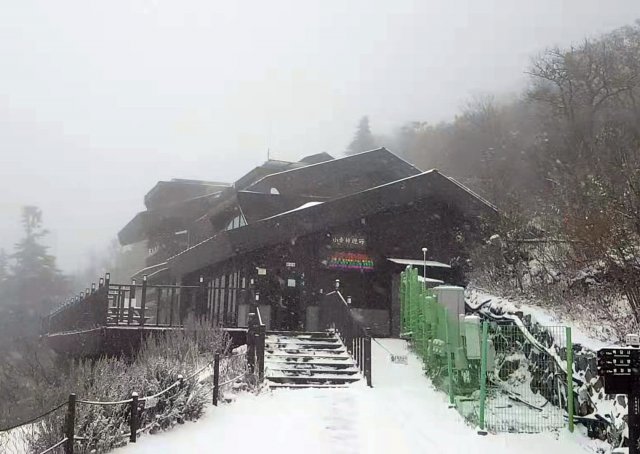 올가을 첫 대설주의보가 강원 북부산지에 발효 중인 24일 오전 강원도 설악산 국립공원 소청대피소에 눈이 내리고 있다. 강원지방기상청에 따르면 이번 눈은 25일 새벽까지 이어질 것으로 예상된다. 설악산 국립공원사무소 제공
