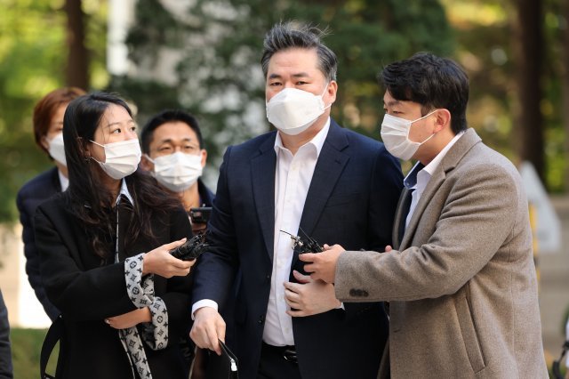 유동규 전 성남도시개발공사 사장 직무대리가 24일 오전 서울 서초구 서울중앙지법에서 열리는 대장동 개발 사업 로비·특혜 의혹 관련 속행 공판에 출석하고 있다. 사진공동취재단